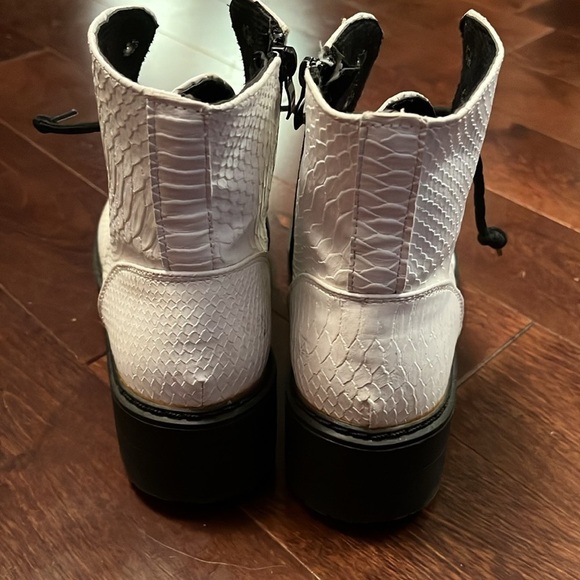 ⭐️ White scaled style boots- size 38 - Picture 4 of 8
